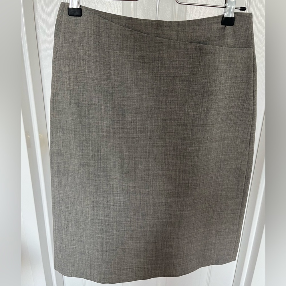 Beautiful DKNY light heather grey wool blend pencil skirt